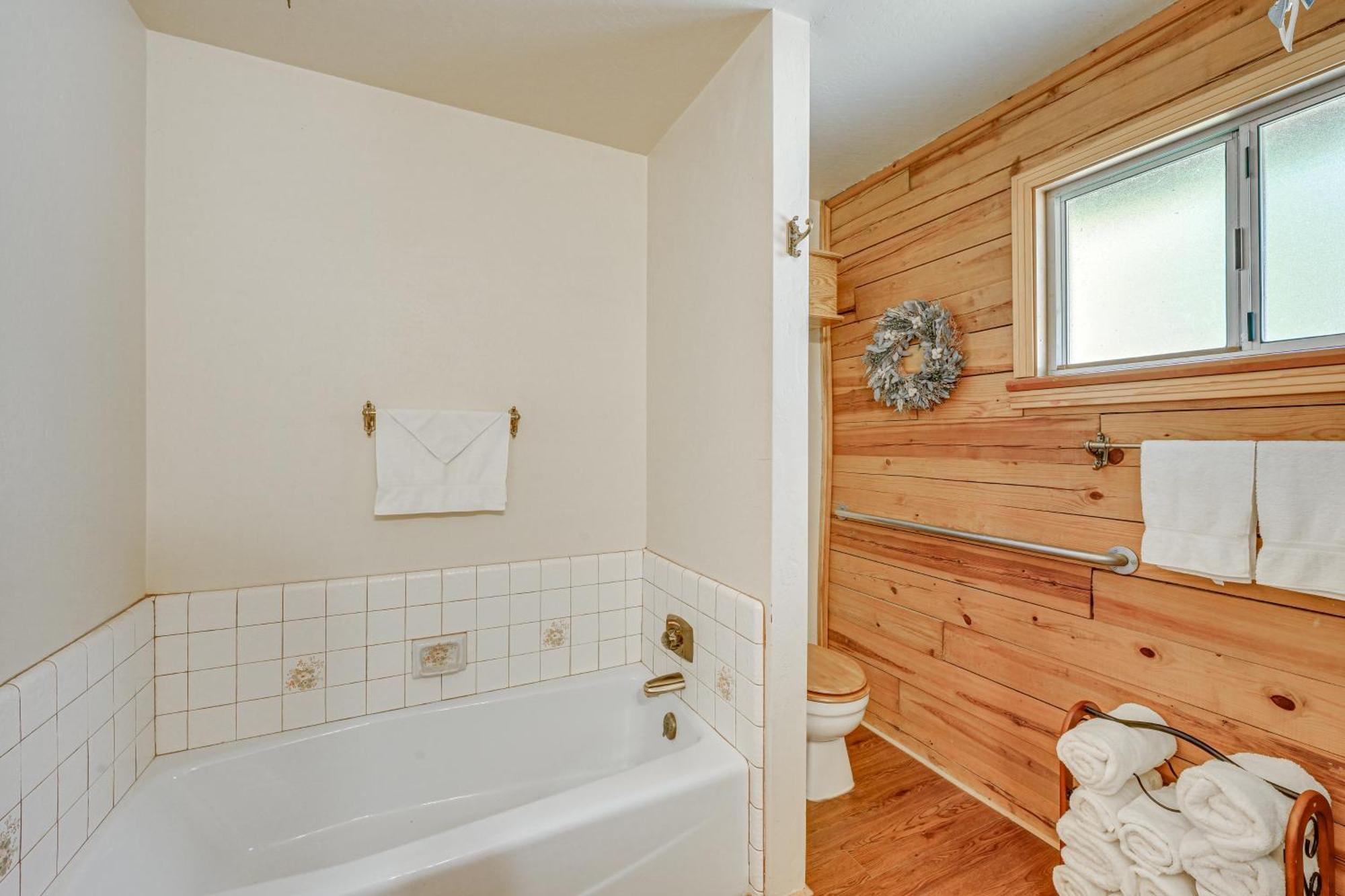 Cozy Family-Friendly Badger Retreat With Fireplace! Exterior photo
